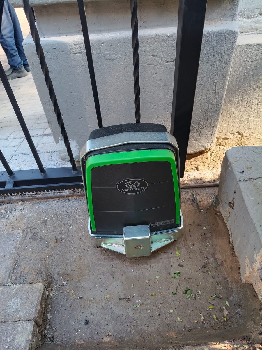Centurion D6 Smart+ hekmotor geinstalleer op 'n skuifhek in Pretoria