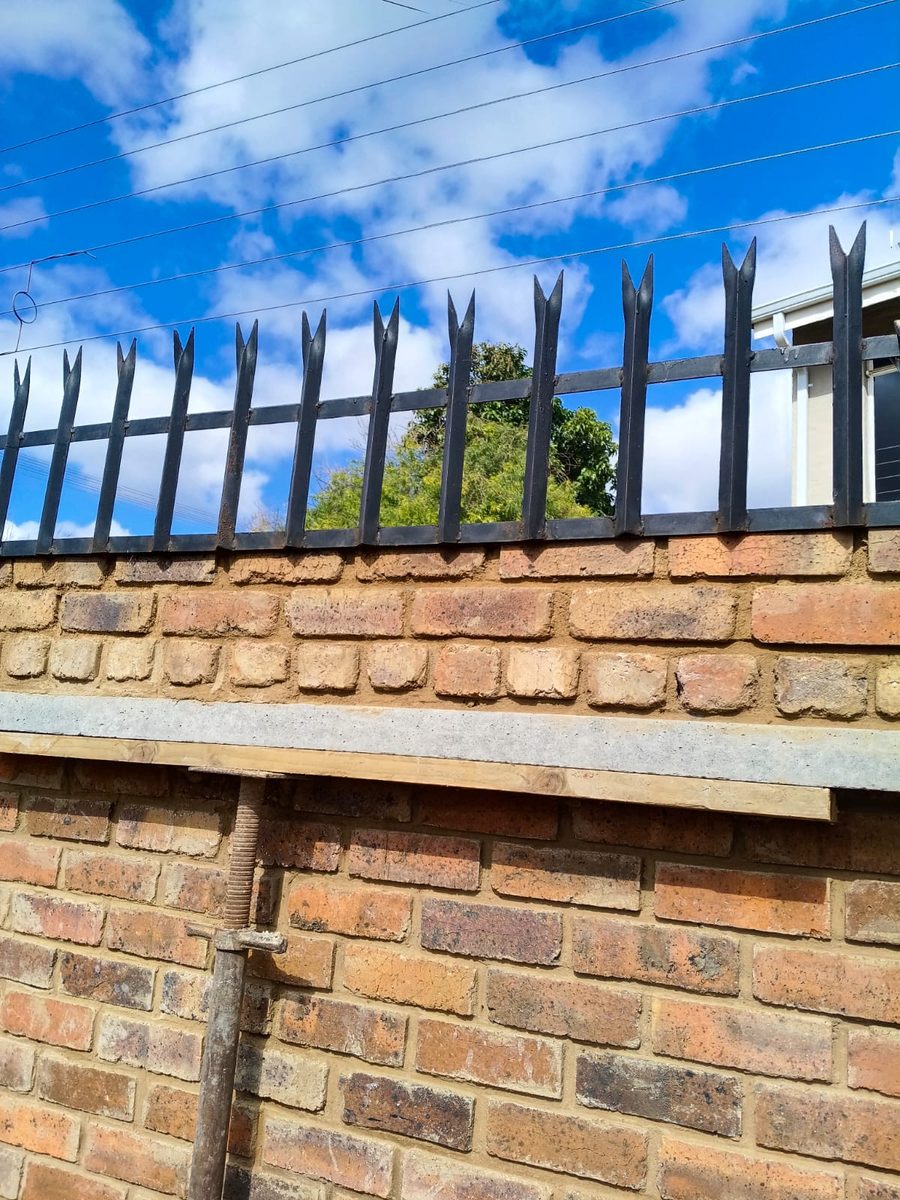 Staal palisade-heining met elektriese omheiningsdraad bo-op in Pretoria