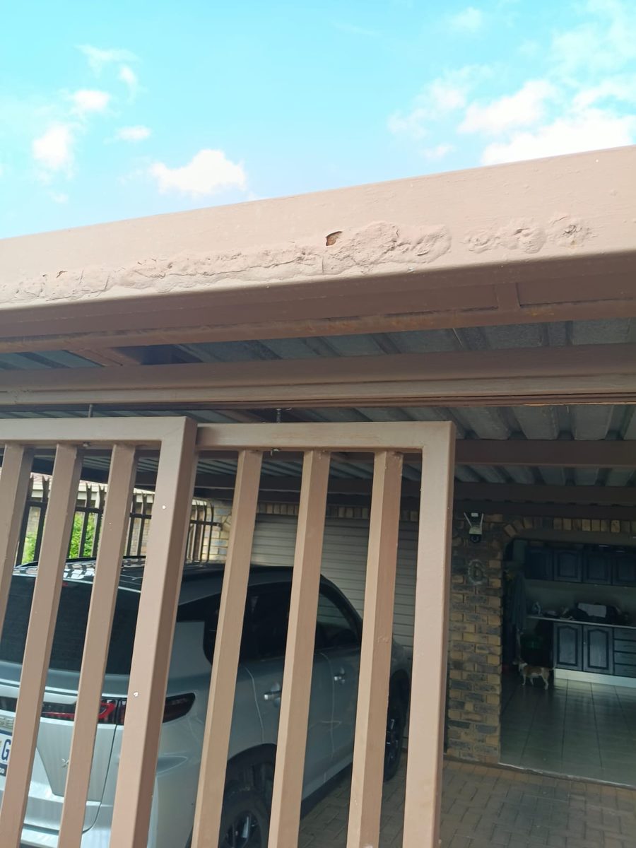 Staal afdak-dakstruktuur by 'n huis in Pretoria