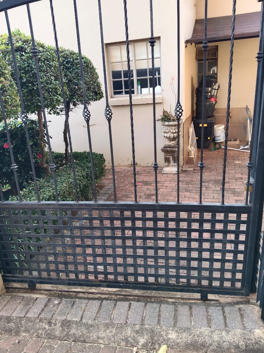 Smeedyster skuifhek met 'n rooster-veiligheidspaneel in Pretoria